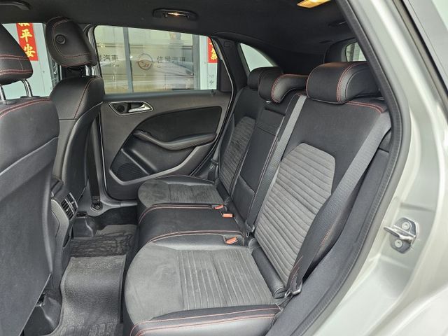 高級進口車/定速/Carplay/換檔撥片/方控鍵/雙區恆溫空調/電動椅/Keyless/駕駛模式/胎壓監控/循跡防滑  第5張相片