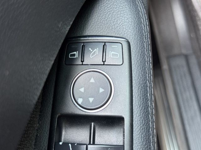 穩重又不失質感 內裝氣氛維持很棒/安卓機/定速及限速器/雙通風電動椅/光感應頭燈/雙區恆溫空調/後座出風口/後座傾倒  第12張相片