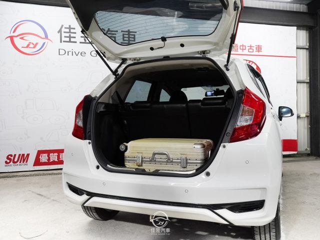 年輕小資族首選/免鑰匙/換檔撥片/雙區恆溫空調/倒車影像/有備胎  第6張相片