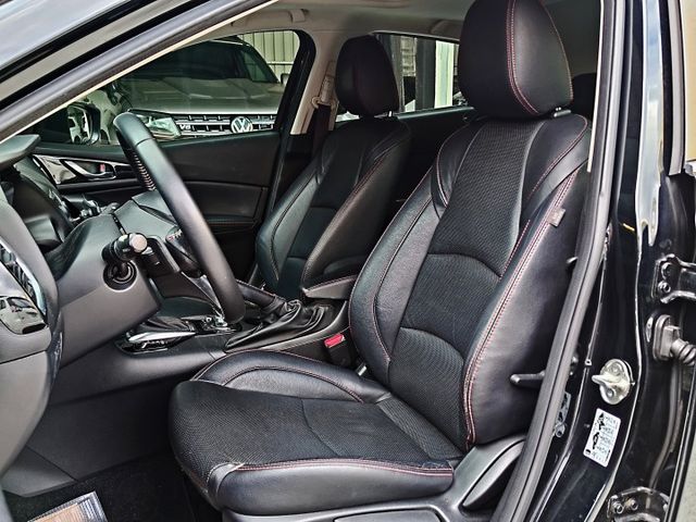 想找一台五門黑馬3?｜罕見黑馬頂級型~認證車原鈑件~盲點偵測+iKey+都會煞車輔助+自動上掀式抬頭顯示~快來電預約~  第11張相片