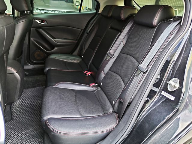 想找一台五門黑馬3?｜罕見黑馬頂級型~認證車原鈑件~盲點偵測+iKey+都會煞車輔助+自動上掀式抬頭顯示~快來電預約~  第12張相片