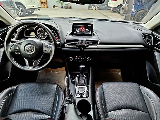 想找一台五門黑馬3?｜罕見黑馬頂級型~認證車原鈑件~盲點偵測+iKey+都會煞車輔助+自動上掀式抬頭顯示~快來電預約~  第14張相片