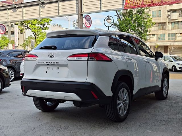 想找一台新古小休旅?｜豪華版~不管事內裝還是外觀狀況都像新車+原廠保固中~ACC+車道維持+CarPlay加超新車況~  第4張相片