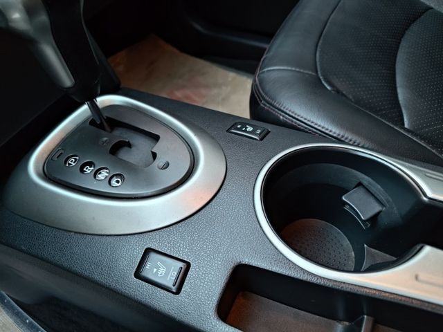 想找一台空間大又穩定的休旅？｜高車身好上下～恆溫空調＋倒車雷達＋多功能方向盤～實用耐操款～快來預約賞車～  第17張相片