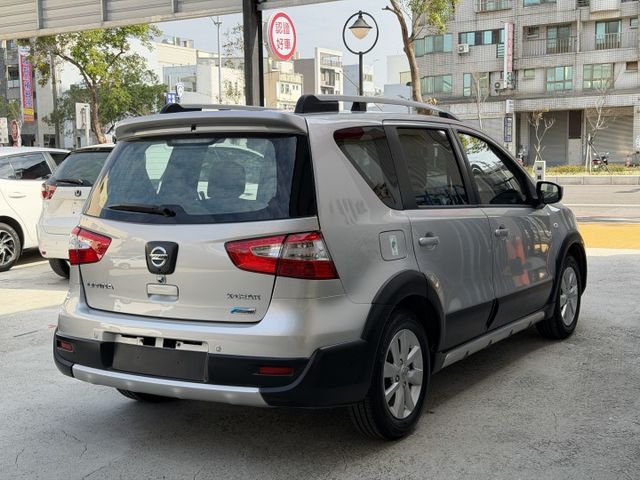 想找一台都市小休旅?｜CP值超高首選~1.6空間靈活實用+油耗表現優異～免鑰匙＋原廠影音螢幕＋倒車顯影～快來預約賞車～  第4張相片