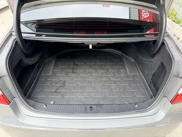 想找一台沉穩大器、豪華質感在線的德系房車？｜行路穩定舒適～隔音細膩有層次～商務通勤都體面～經典三芒星風範  第9張相片