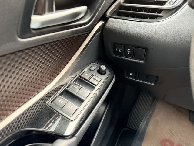 想找一台外型前衛、操控俐落的都會跨界？｜設計感強烈不撞車～車身靈活好停車～原廠影音螢幕+定速巡航~  第9張相片