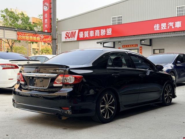 想找一台外型升級更帥、耐用又好養的經典房車？｜外觀小改更有型～視覺更年輕動感～通勤代步依舊穩定可靠～耐看又實用  第4張相片