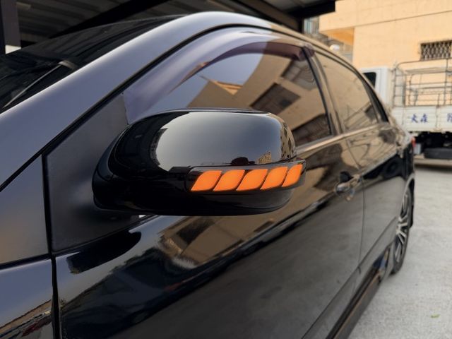 想找一台外型升級更帥、耐用又好養的經典房車？｜外觀小改更有型～視覺更年輕動感～通勤代步依舊穩定可靠～耐看又實用  第5張相片