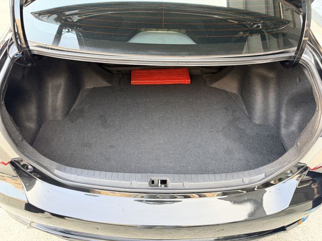 想找一台外型升級更帥、耐用又好養的經典房車？｜外觀小改更有型～視覺更年輕動感～通勤代步依舊穩定可靠～耐看又實用  第9張相片