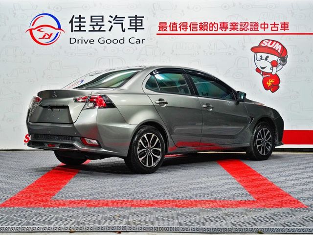 想找一台外型帥氣、配備實在又好開的國產房車？｜造型吸睛～空間舒適、通勤長途都合適～油耗表現亮眼～免鑰匙啟動＋倒車顯影  第5張相片