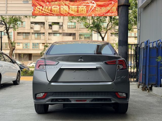 想找一台外型帥氣、配備實在又好開的國產房車？｜造型吸睛～空間舒適、通勤長途都合適～油耗表現亮眼～免鑰匙啟動＋倒車顯影  第8張相片