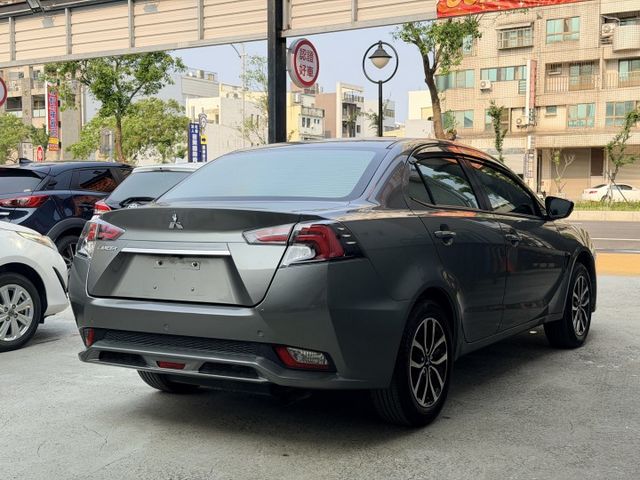 想找一台外型帥氣、配備實在又好開的國產房車？｜造型吸睛～空間舒適、通勤長途都合適～油耗表現亮眼～免鑰匙啟動＋倒車顯影  第9張相片