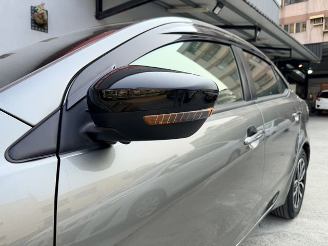 想找一台外型帥氣、配備實在又好開的國產房車？｜造型吸睛～空間舒適、通勤長途都合適～油耗表現亮眼～免鑰匙啟動＋倒車顯影  第10張相片