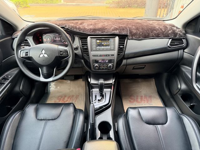 想找一台外型帥氣、配備實在又好開的國產房車？｜造型吸睛～空間舒適、通勤長途都合適～油耗表現亮眼～免鑰匙啟動＋倒車顯影  第11張相片