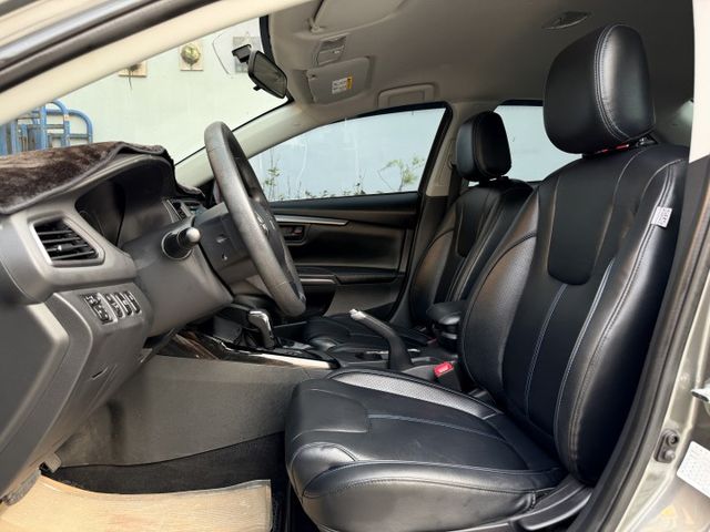 想找一台外型帥氣、配備實在又好開的國產房車？｜造型吸睛～空間舒適、通勤長途都合適～油耗表現亮眼～免鑰匙啟動＋倒車顯影  第12張相片