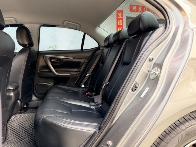 想找一台外型帥氣、配備實在又好開的國產房車？｜造型吸睛～空間舒適、通勤長途都合適～油耗表現亮眼～免鑰匙啟動＋倒車顯影  第13張相片