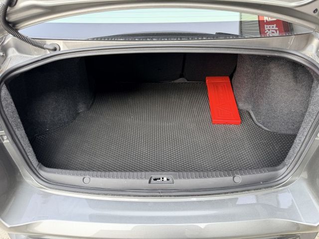 想找一台外型帥氣、配備實在又好開的國產房車？｜造型吸睛～空間舒適、通勤長途都合適～油耗表現亮眼～免鑰匙啟動＋倒車顯影  第14張相片