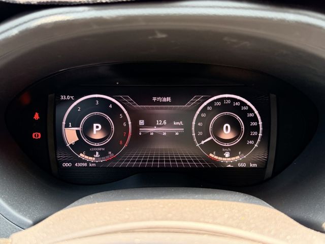 想找一台外型帥氣、配備實在又好開的國產房車？｜造型吸睛～空間舒適、通勤長途都合適～油耗表現亮眼～免鑰匙啟動＋倒車顯影  第17張相片