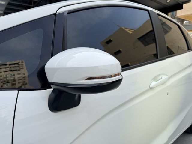 想找一台省油耐用、空間靈活的熱門小車？｜車身小巧好停車～後座變化超實用～通勤代步超輕鬆～恆溫空調＋定速巡航＋倒車雷達  第5張相片