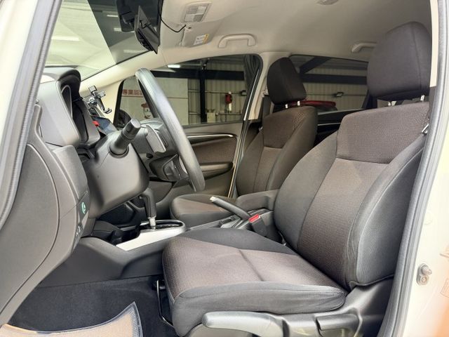 想找一台省油耐用、空間靈活的熱門小車？｜車身小巧好停車～後座變化超實用～通勤代步超輕鬆～恆溫空調＋定速巡航＋倒車雷達  第7張相片