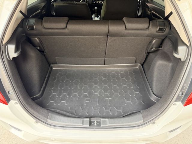 想找一台省油耐用、空間靈活的熱門小車？｜車身小巧好停車～後座變化超實用～通勤代步超輕鬆～恆溫空調＋定速巡航＋倒車雷達  第9張相片