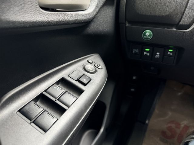 想找一台省油耐用、空間靈活的熱門小車？｜車身小巧好停車～後座變化超實用～通勤代步超輕鬆～恆溫空調＋定速巡航＋倒車雷達  第11張相片