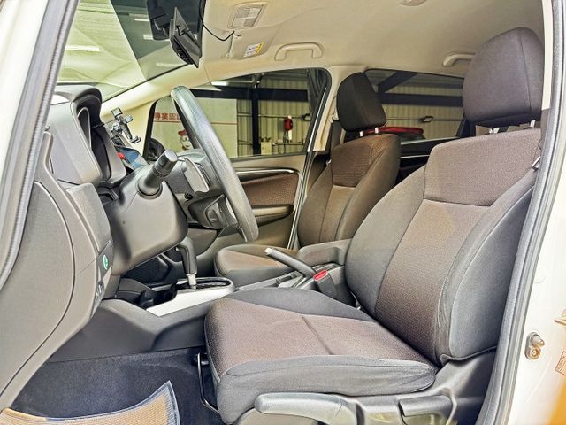 想找一台省油耐用、空間靈活的熱門小車？｜車身小巧好停車～後座變化超實用～通勤代步超輕鬆～恆溫空調＋定速巡航＋倒車雷達  第13張相片