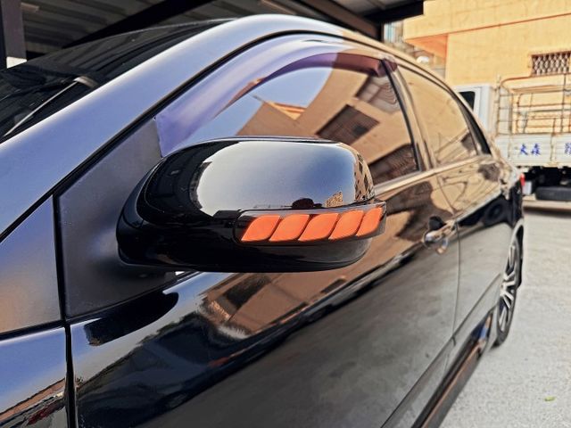 想找一台外型升級更帥、耐用又好養的經典房車？｜外觀小改更有型～視覺更年輕動感～通勤代步依舊穩定可靠～耐看又實用  第6張相片