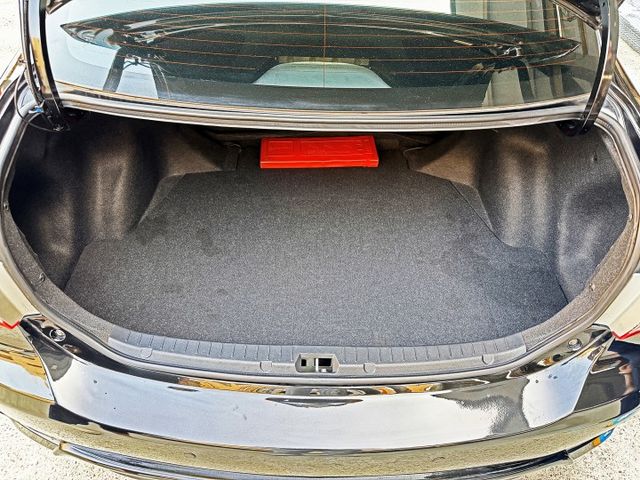 想找一台外型升級更帥、耐用又好養的經典房車？｜外觀小改更有型～視覺更年輕動感～通勤代步依舊穩定可靠～耐看又實用  第10張相片
