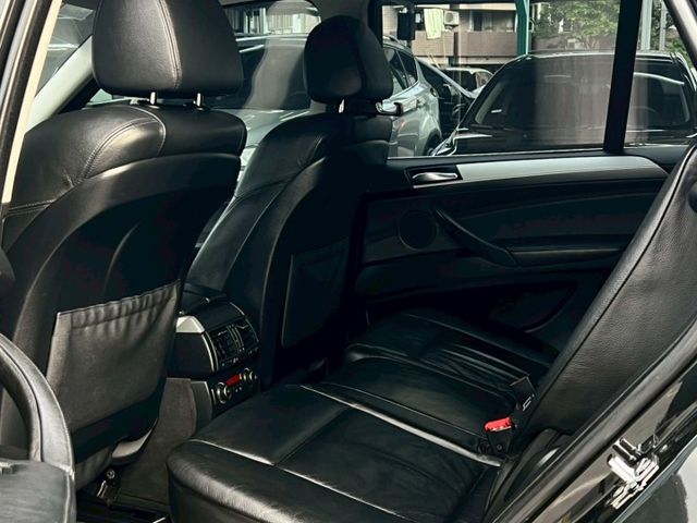 3.0自然進氣 四輪驅動 HID頭燈 雙前電動椅 免鑰匙啟動 胎壓監控 里程數不高12萬  第5張相片