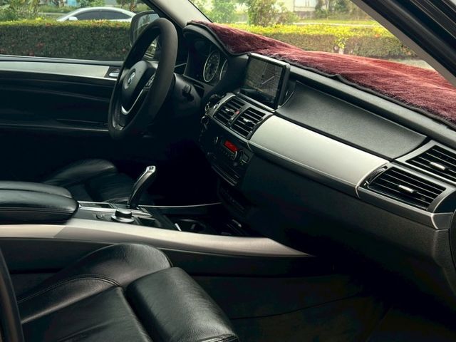 3.0自然進氣 四輪驅動 HID頭燈 雙前電動椅 免鑰匙啟動 胎壓監控 里程數不高12萬  第8張相片