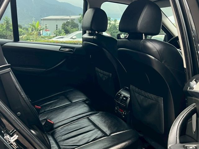 3.0自然進氣 四輪驅動 HID頭燈 雙前電動椅 免鑰匙啟動 胎壓監控 里程數不高12萬  第9張相片