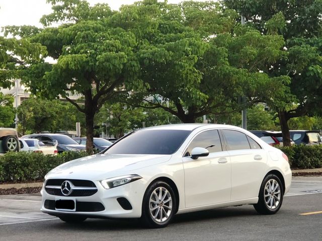里程極低 內外氣氛佳 四門A200 有免鑰匙 CarPlay 定速巡航 倒車顯影 LED頭燈  第1張相片
