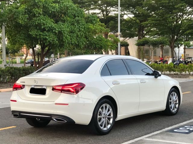 里程極低 內外氣氛佳 四門A200 有免鑰匙 CarPlay 定速巡航 倒車顯影 LED頭燈  第4張相片