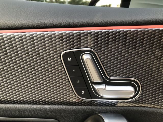 里程極低 內外氣氛佳 四門A200 有免鑰匙 CarPlay 定速巡航 倒車顯影 LED頭燈  第12張相片