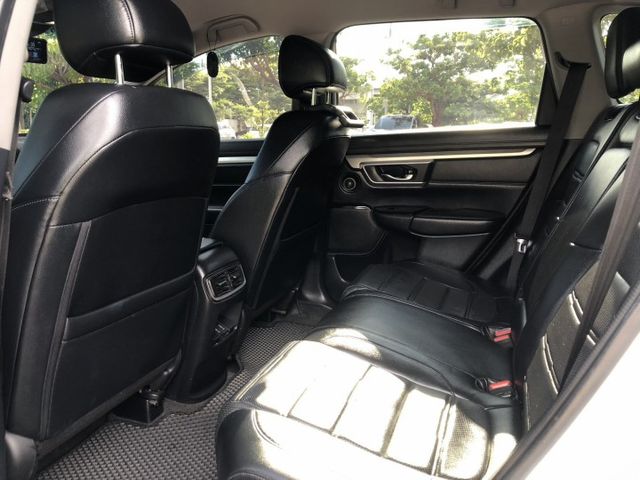 熱門白色CRV 小改款 有ACC跟車 電動尾門 LED頭燈 無線充電 Carplay 免鑰匙啟動 倒車顯影  第12張相片