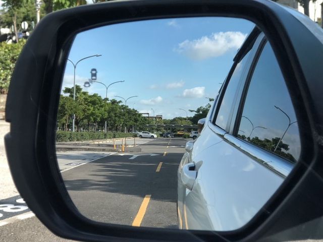 熱門白色CRV 小改款 有ACC跟車 電動尾門 LED頭燈 無線充電 Carplay 免鑰匙啟動 倒車顯影  第15張相片