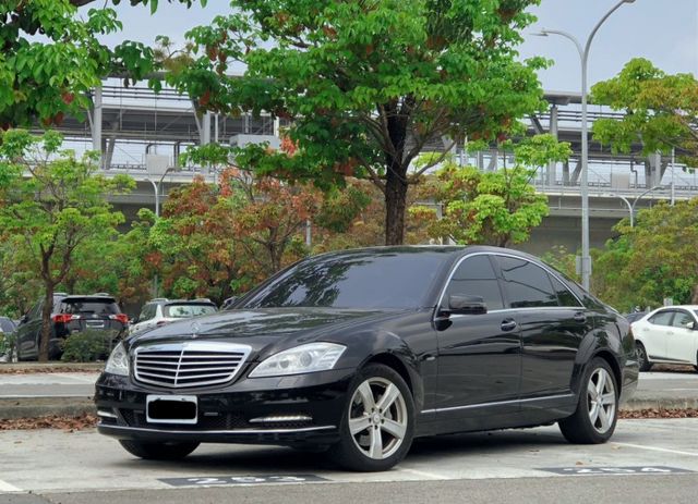 總代理S400油電/低里程/原鈑件/有免鑰匙/電尾門/電吸門/HK音響/氣壓懸吊/電動遮陽簾  第1張相片