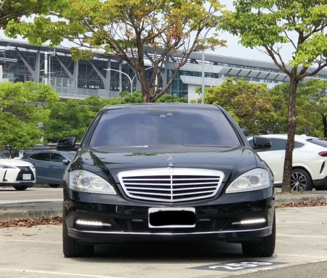 總代理S400油電/低里程/原鈑件/有免鑰匙/電尾門/電吸門/HK音響/氣壓懸吊/電動遮陽簾  第2張相片