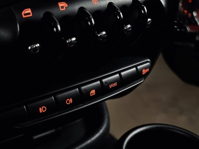 經典MINI S版 184匹大馬力 配備多 內裝氣氛佳 免40萬即可入手  第11張相片