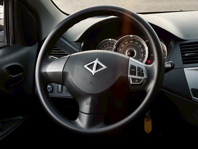 精緻版 / 後座出風口 / 光感應頭燈 / 定速巡航 / 多功能家庭商用車  第6張相片