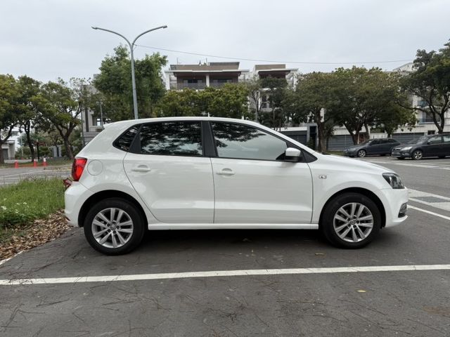 2014 Volkswagen Polo 1.6L 白色 認證車 僅跑12萬 不用出價 就能很便宜  第6張相片