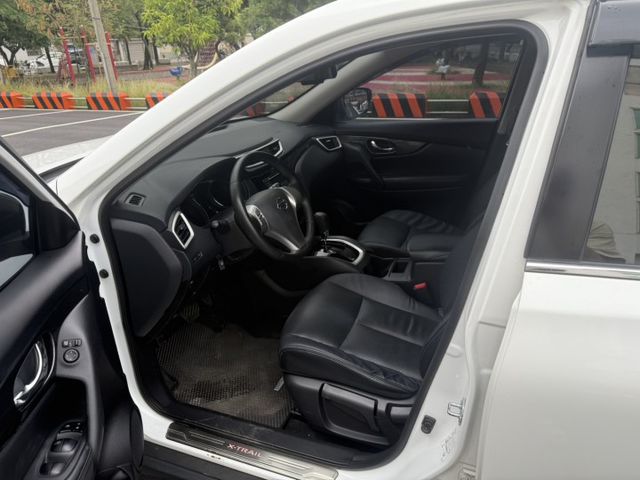 2017 Nissan X-Trail 2.0L 白色 原鈑件 CP值最高的休旅車 不用在比價 就能很便宜  第9張相片