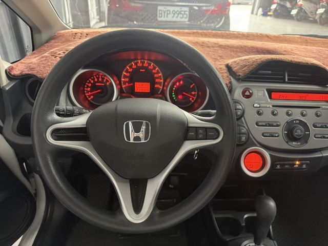 2014 Honda Fit 1.5 白色 原廠保養 全網最低價  不用在比價  第7張相片