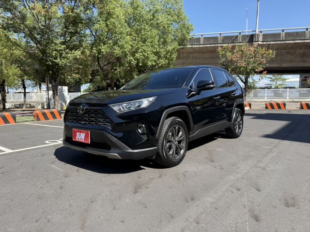 2022 Toyota RAV4 2.0旗艦 小改款  黑色 原鈑件 僅跑8萬 全網最低價 不用在比價  第1張相片