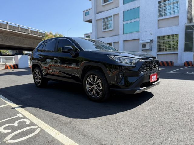 2022 Toyota RAV4 2.0旗艦 小改款  黑色 原鈑件 僅跑8萬 全網最低價 不用在比價  第3張相片