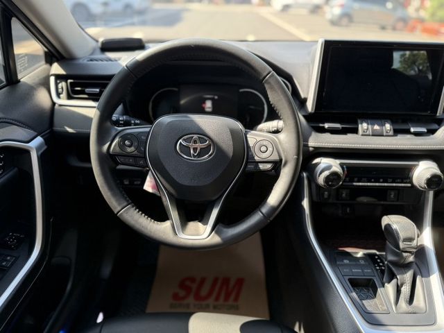 2022 Toyota RAV4 2.0旗艦 小改款  黑色 原鈑件 僅跑8萬 全網最低價 不用在比價  第8張相片