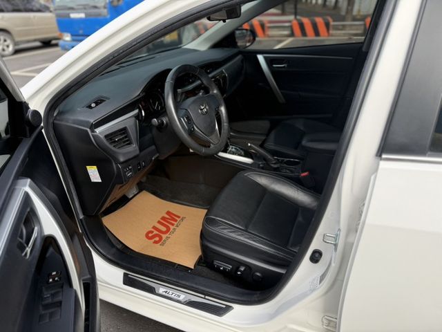 2013年 Altis 1.8尊爵版 白色 大改款 最頂級 原鈑件 僅跑12萬 新價格 不用在比價 就能很便宜  第10張相片