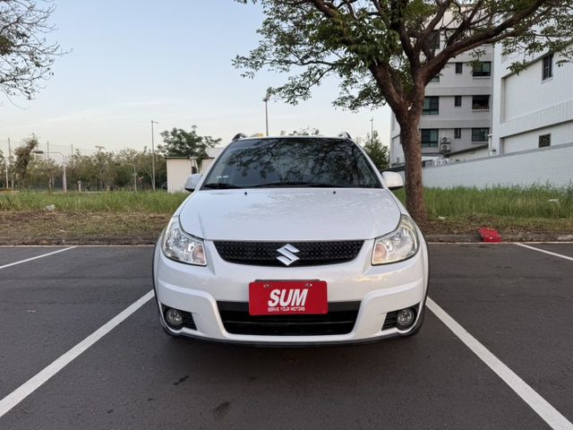 2010 Suzuki SX4 白色 原鈑件 原廠保養 優質代步車 不用出價 就能很便宜  第2張相片